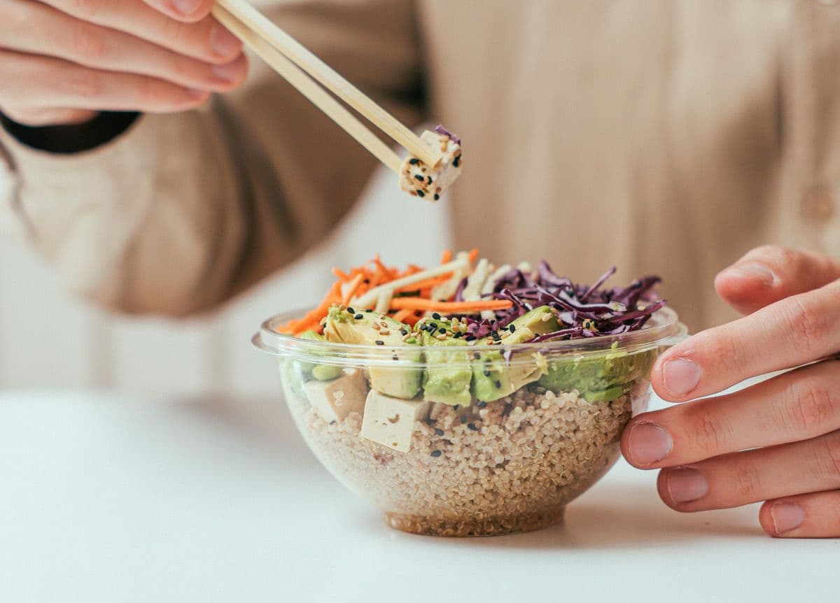 bowl z kaszą awokado tofu i kapustą