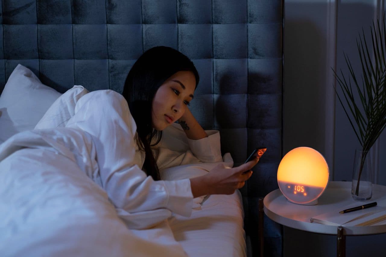 korzystanie z telefonu przed snem