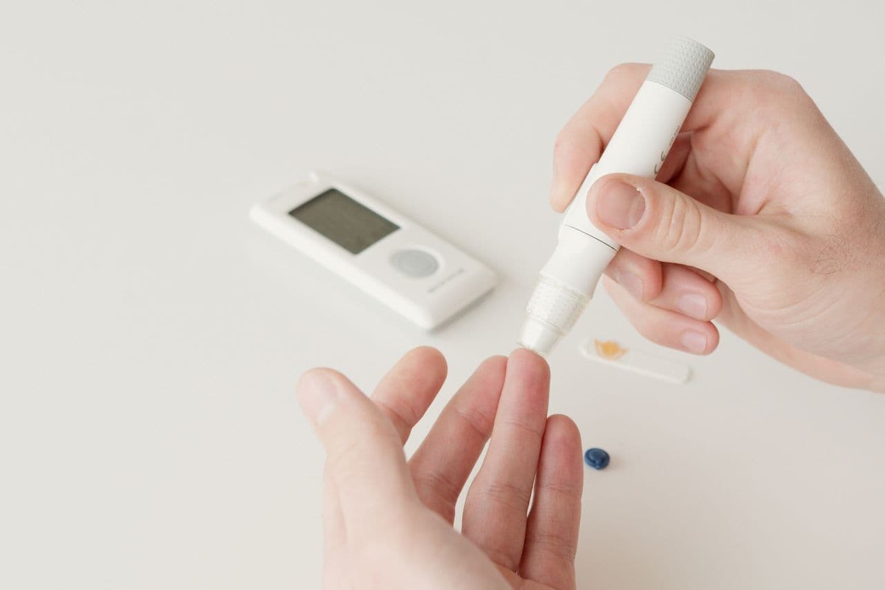 sprawdzanie poziomu cukru we krwi