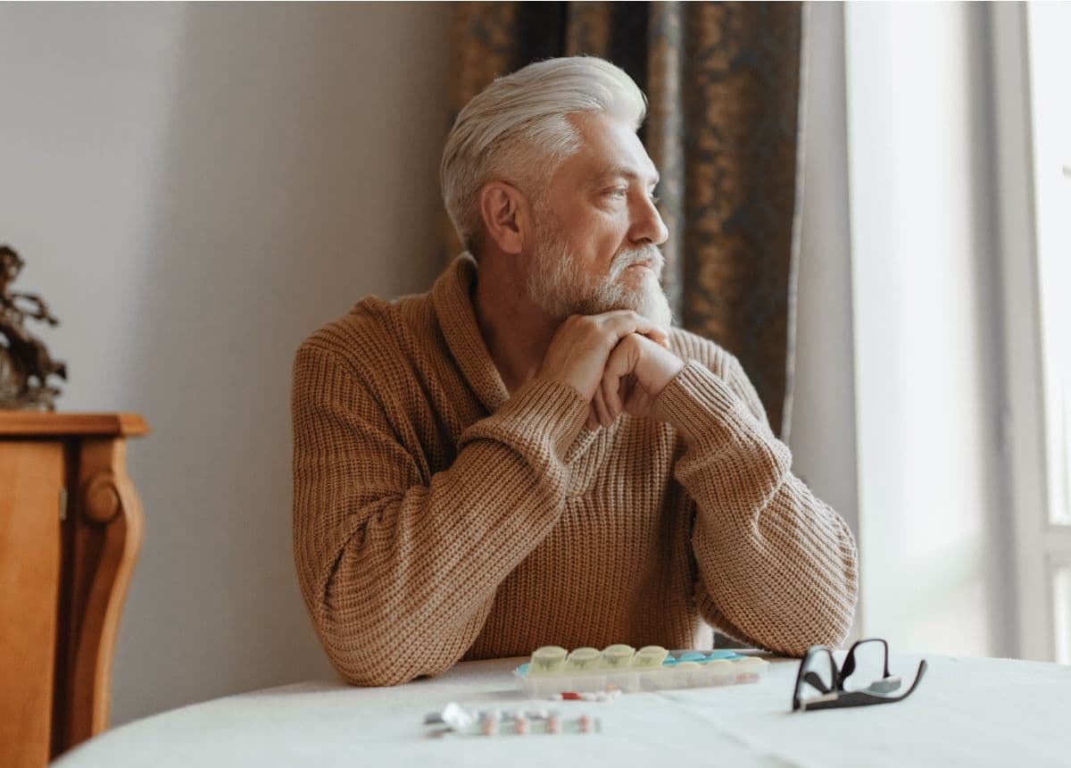 starszy zamyślony mężczyzna