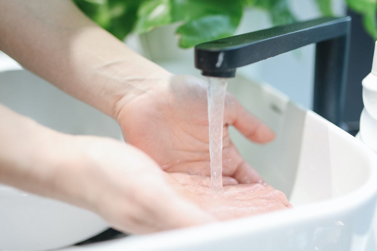 obsesyjne mycie rąk jako objaw nerwicy