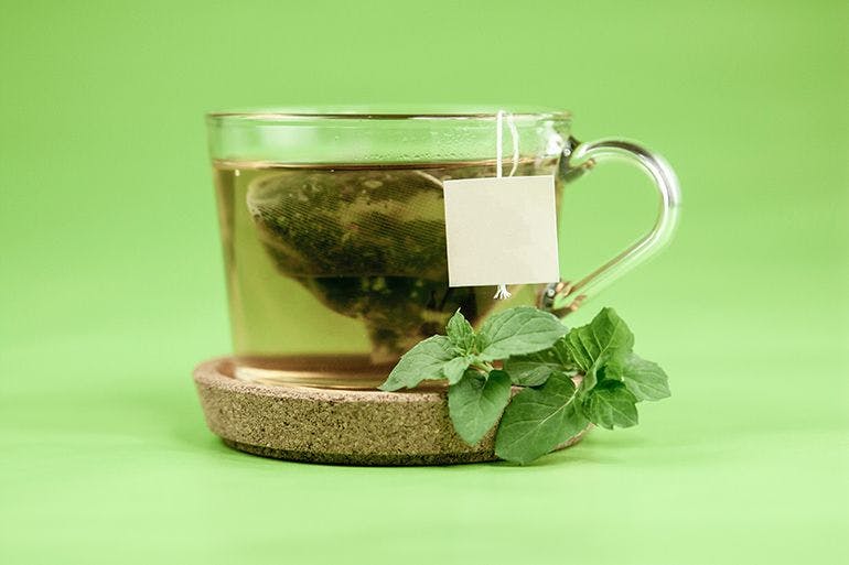 herbata ziołowa jako sposób na niestrawność