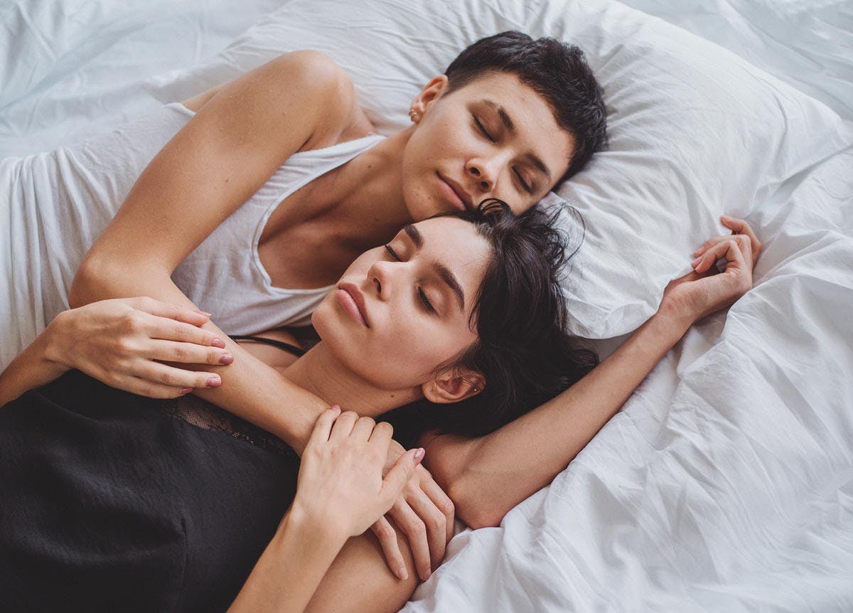dwie kobiety przytulające się w łóżku
