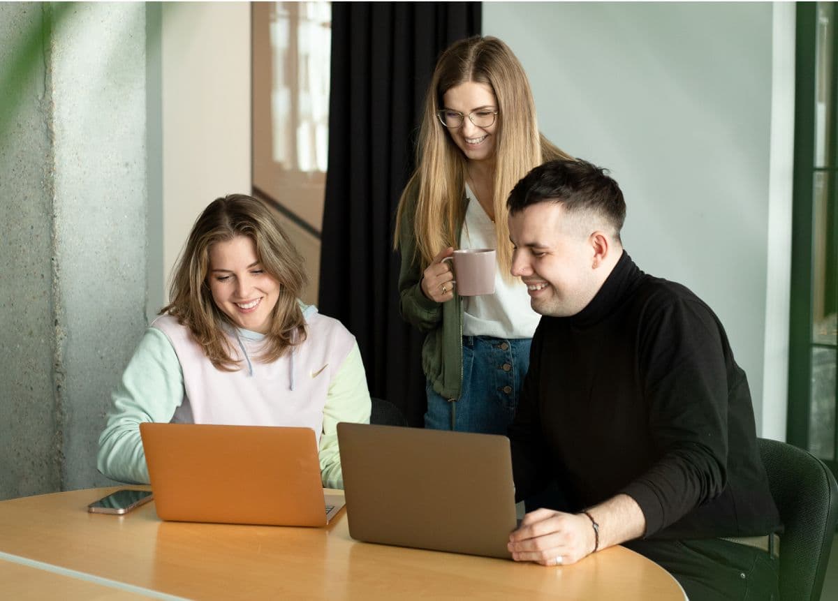 square-banner-item-people-talking-with-computer.jpg