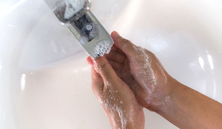 mycie rąk jako jedna z metod uniknięcia świerzbowca